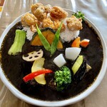 小林カレー - ブラックカレー(イカ墨) 激辛、トッピング やさい、からあげ