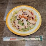 サイゼリヤ - 注文⑤:チキンのサラダ---税込350円⇨しっとり柔らかく仕上げられた蒸し鶏をトッピング！