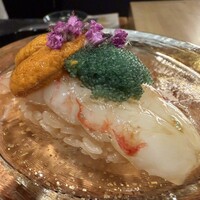 熟成鮨利他 - ボタン海老の握りウニ乗せ。こちらのお店の名物になっているそうです。