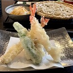 蕎麦の実 よしむら - サクサク天ぷら　舞茸が隠れてます