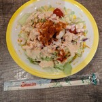 サイゼリヤ - 注文⑫:小海老のサラダ---税込350円⇨たっぷり入った甘海老とドレッシングが良く合います！
