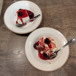 サイゼリヤ - 注文⑬:チェリーソースのティラミス---税込500円⇨イタリアでも人気〜チェリーソースとマスカルポーネの組み合わせ◎　/　注文⑭:チェリーソースのミルクジェラート---税込450円⇨濃厚なミルクジェラートにチェリーソースの香り◎