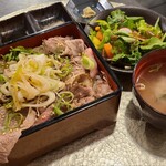 和牛コウネ専門店 いろはうた - 延寿牛のコウネ重セット(税込1,980円)
①延寿牛のコウネ重、塩ダレ白葱載せ②野菜サラダ(水菜&レッドソレル&薄切り赤玉葱&ラディッシュ&黄パプリカ等)③お味噌汁《いりこ出汁》④お漬け物(広島菜？)