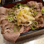 和牛コウネ専門店 いろはうた - ①延寿牛のコウネ重、塩ダレ白葱載せ
コウネは脂分と軟骨部分が一体で、コリコリ感と脂の旨みが共存、普通の部位と異なり面白い食べ心地
黒毛和牛より脂が軽いので、強い方が好きな人には物足りないかも