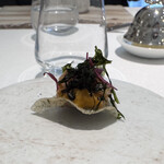 レミニセンス - 葛粉チップスは口内で水分を含み滑らかな食感に変化、長く口内に留まります。雲丹は心地よいソースとしての存在感。うわ〜やっぱり美味しい♡