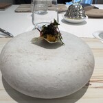 レミニセンス - ◎雲丹
      利尻 馬雲丹とマイクロアマランサス
      海苔入りチップス載せのフィンガーフード