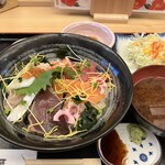 寄処 木乃屋 - 味噌汁とサラダ、小鉢二つ、漬物付き