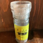 CURRY&NOBLE強い女 - 卓上に置かれた岩塩の瓶