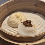 私房菜 吉田 - Toshi濃いめ小籠包(左)と陳さんエビホタテ蒸し餃子(右)