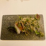 銀座あしべ - 持ってきてくださった店員さんが、上の寒鰤より下に敷いてある冬瓜浅漬けを激推し。確かにおいしかったですよ！