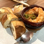 上六ワイン - 【 足赤エビと万願寺唐辛子のアヒージョ 】