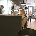 Gyouza Sakaba - 店内はカウンターとテーブル席、厨房ではせっせと餃子を包む作業が続く