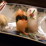 松幸 - 「慶祝にぎり寿司二種」。梅肉が良いお仕事。