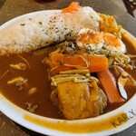 KARLY - お肉と３品目のカレー（チキン１本  人参・揚げなす・きのこ）