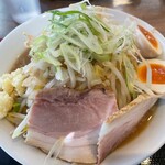 ラーメン 岩佐 - ふと郎（野菜マシ）。麺は平打ちの太麺。茹で時間が短縮できるためか。スープはマイルド。これ位のほうが好い。