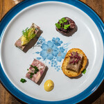 グルマンズ - グルマンズのシャルキュトリ盛り合わせ  ヒグマ 猪 フォアグラのパテ ブータンノワールと焼きリンゴ 猪頭のテリーヌ アライグマのリエット