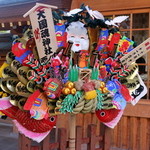 府中 武蔵野うどん - 山門脇には大きな酉の市の熊手が飾られている