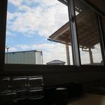 窓から見える空