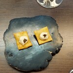 リストランテ カルド - 揚げパンにサーモンのパテとトリュフが乗ったアミューズ