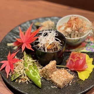 まずは季節のおばんざい盛りから