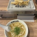 博多うどん 中村にぼし - かけうどんとごぼ天