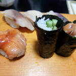 Toku Zushi - 赤貝、サバ、ホッキとサービスの巻物
