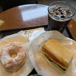 タリーズコーヒー - ハムチーズ＆サラダサンドセット(アイスコーヒーTall)とふんわり７穀のシュガードーナツ