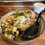 たき山 - つったい肉そば　だし＆納豆玉追加