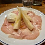 イル グラード - 甘く瑞々しい洋梨と生ハムのナントカ...水牛モッツァレラチーズ追加で。