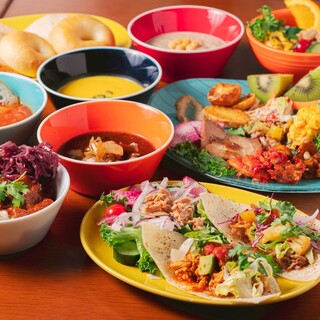 九州産の新鮮野菜や季節の食材をビュッフェスタイルで楽しんで◎