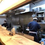 手打うどん ひら田 - カウンターから見た厨房の様子