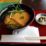 中村藤吉本店 - 『きつね茶蕎麦』(870円)！温かい『茶蕎麦』に『漬物』（高菜と大根の漬物）付き～♪(^o^)丿