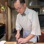 京味 もと井 - リズム良く鱧の骨切りをする大将。