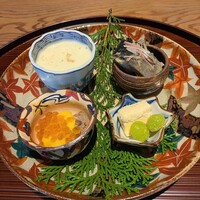 京味 もと井 - 八寸：サーモン黄身酢イクラ醤油漬け、揚げ銀杏、ニシン茄子、バターナッツカボチャのスープ。