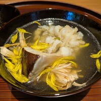 京味 もと井 - 椀物：鱧と松茸菊花椀。