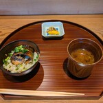 京味 もと井 - 秋刀魚と茶豆ご飯、香物、みそ汁。