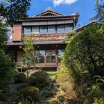 京味 もと井 - アップダウンのある日本庭園から観る "京味 もと井”。