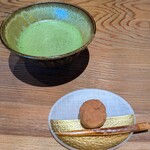 京味 もと井 - 茶菓子：栗ようかん梅ソース、お抹茶。