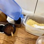 白須うどん - 揚げ玉と辛味噌？