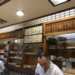 松寿司 - 昔ながらの町寿司の風情｡カウンターは狭い