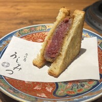焼肉 うしみつ 恵比寿本店 - 低温調理したシャトブリのカツをブリオッシュでサンドしました