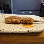 鳥好 - もも皮巻き串