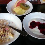 鳴子ホテル - 朝食(シリアルミックスとブルーベリーソース掛ヨーグルト♪)