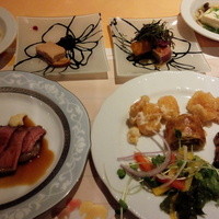 エトワール - 混雑もなく、とてもゆったりと料理を選ぶことができました。インターネット予約するときに、『誕生日』にチェックをしたら、帰り際にお店から、ケーキワンホールのサプライズが。
                とっても幸せな気分になりました
                