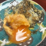 天ぷら はせ川 - 黄身を潰して食べます