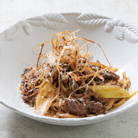 牛ほほ肉と岩津ねぎ、ごぼうフリットのラグーパスタ