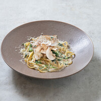 ハーブ香るサルシッチャと六甲マッシュルーム、ほうれん草のクリームパスタ