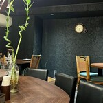 中華バル 楼蘭 - カウンターとテーブル席