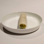 カセント - 針烏賊(針烏賊、米粉クレープ、イタリアンパセリ、コリアンダー、アーモンド)