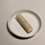 カセント - 針烏賊(針烏賊、米粉クレープ、イタリアンパセリ、コリアンダー、アーモンド)